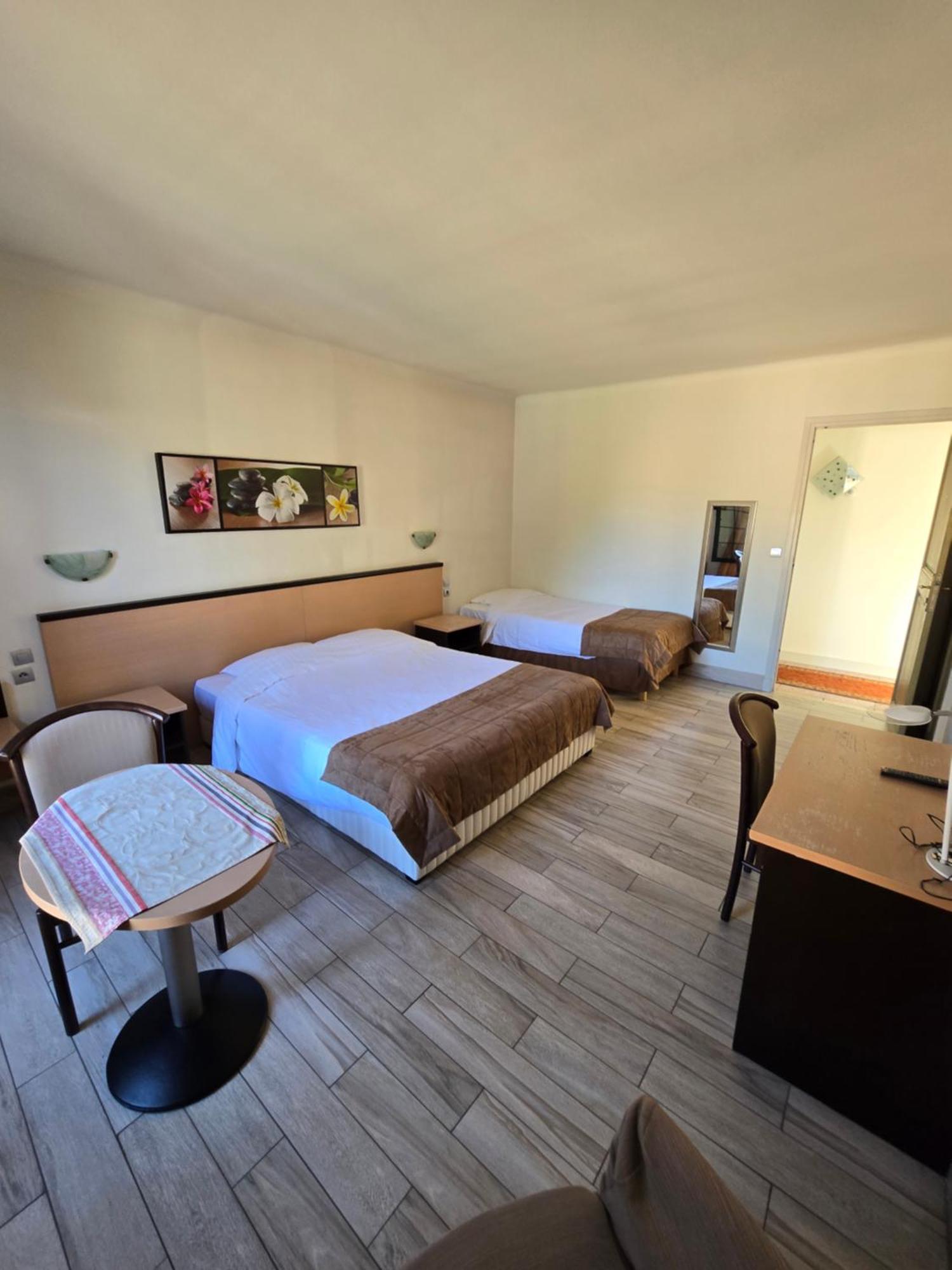 Auberge Les Aromes กราส ภายนอก รูปภาพ